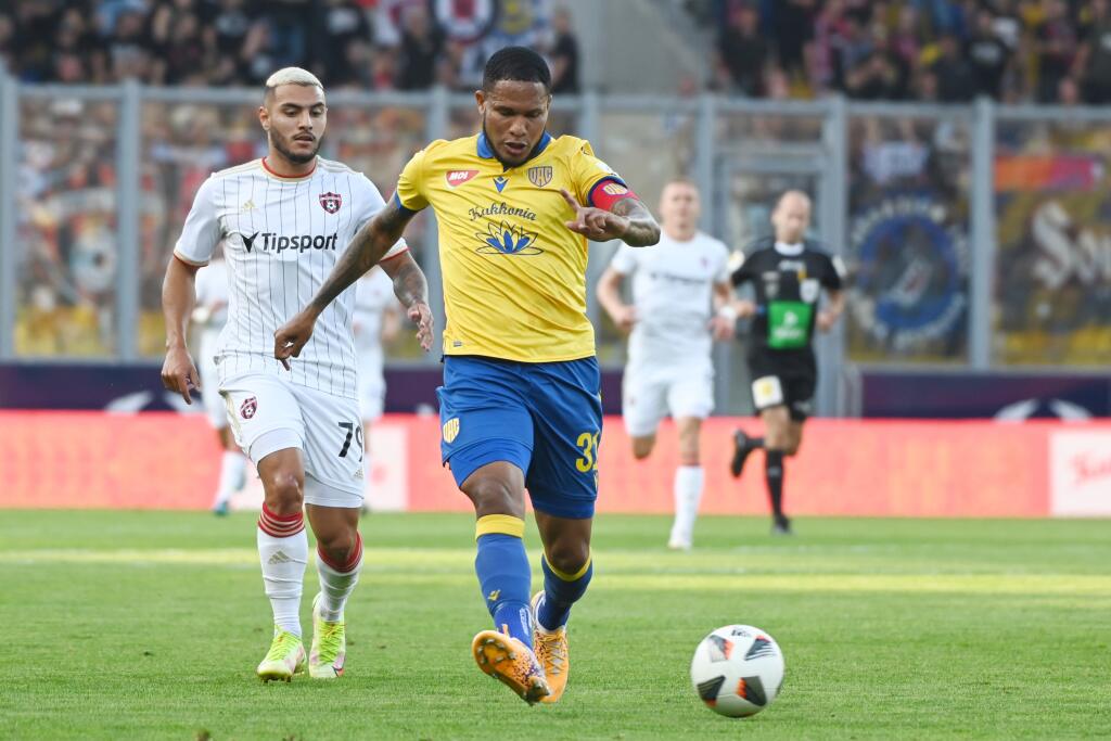 Na snímke zľava hráč Trnavy Saymon Cabral a kapitán DAC-u Eric Davis počas zápasu 9. kola Fortuna ligy medzi FC DAC Dunajská Streda a FC Spartak Trnava. V Dunajskej Strede, dňa 26. septembra 2021. FOTO TASR - Lukáš Grinaj