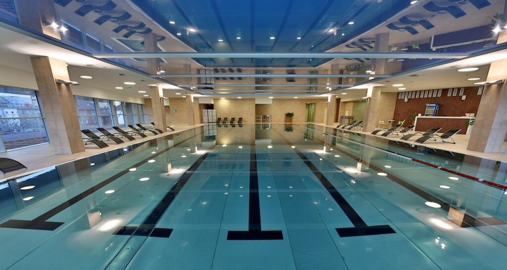 Niektoré veľké siete fitness centier ponúkajú aj bazény či wellness služby