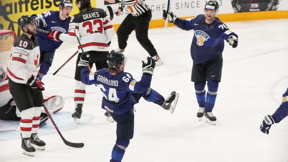 EBE 82 Tampere - Na snímke uprostred fínsky hráč Mikael Granlund oslavuje gól vo finále 85. majstrovstiev sveta v ľadovom hokeji Fínsko - Kanada vo fínskom Tampere v nedeľu 29. mája 2022. FOTO TASR/AP
Finland's Mikael Granlund celebrates his goal during the Hockey World Championship final match between Finland and Canada, Sunday May 29, 2022, in Tampere, Finland. (AP Photo/Martin Meissner)