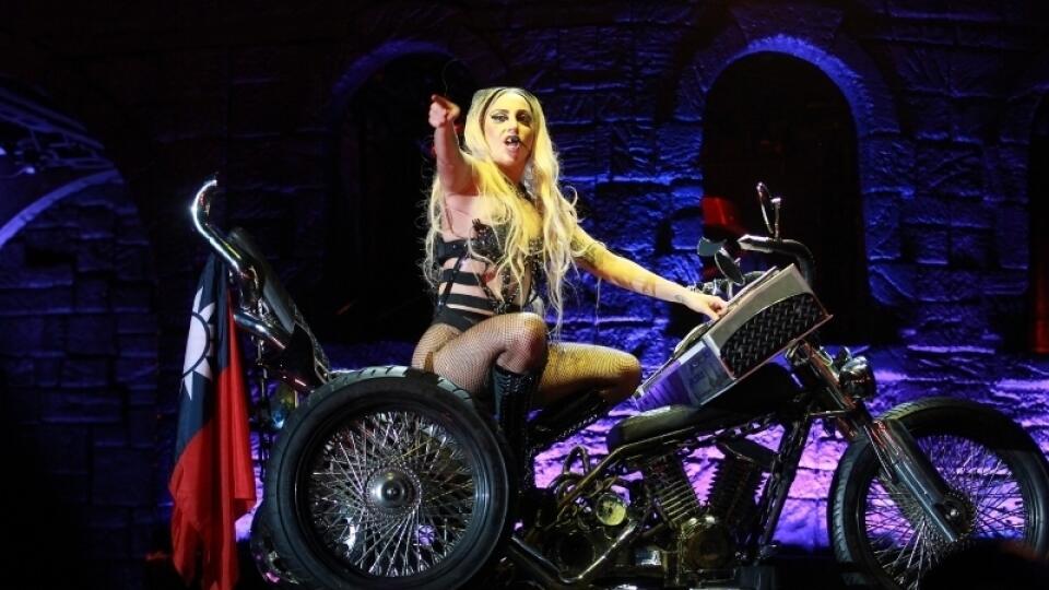 Lady Gaga je známa svojou veľkou šou.