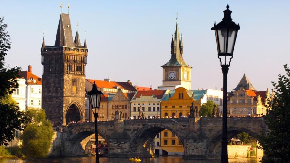 Karlov most lákajúci na prechádzky storočiami. Praha