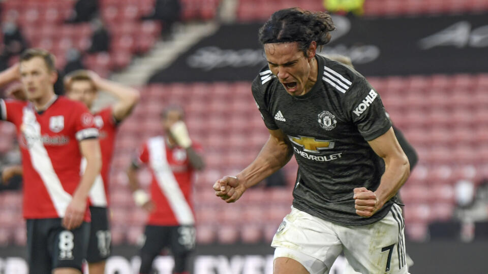 JB 56 Southampton - Hráč Manchesteru United Edinson Cavani oslavuje druhý gól vo futbalovom zápase anglickej ligy Premier League Southampton - Manchester United v Southamptone 29. novembra 2020. FOTO TASR/AP

Manchester United's Edinson Cavani celebrates after scoring his side's second goal during an English Premier League soccer match between Southampton and Manchester United at the St. Mary's stadium in Southampton, England, Sunday, Nov. 29, 2020. (Mike Hewitt, Pool via AP)