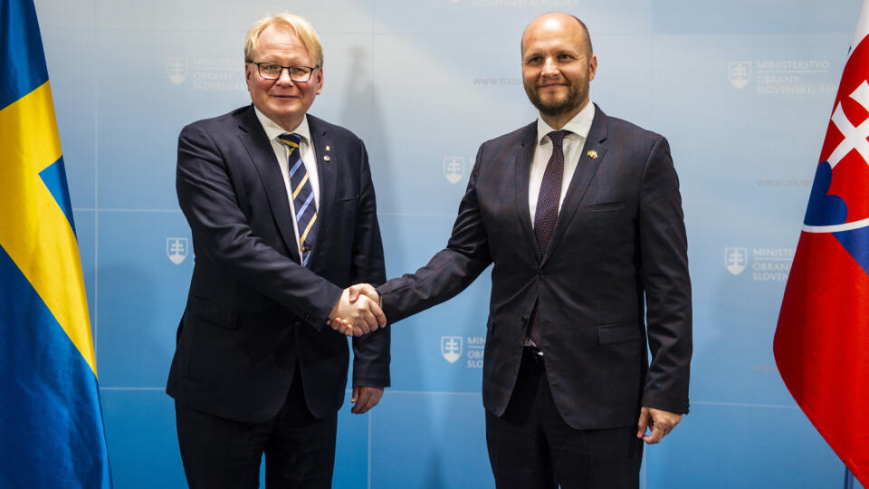 Na snímke sprava minister obrany SR Jaroslav Naď (OĽaNO) a švédsky minister obrany Peter Hultqvist počas prijatia na pôde rezortu obrany v Bratislave v piatok 3. júna 2022. FOTO TASR - Jakub Kotian