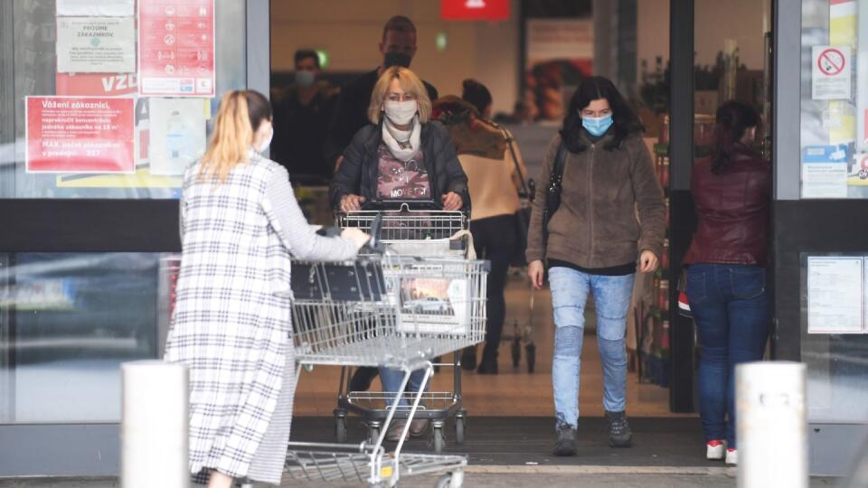 Na snímke ľudia vstupujú do obchodu v Bardejove 24. októbra 2020.