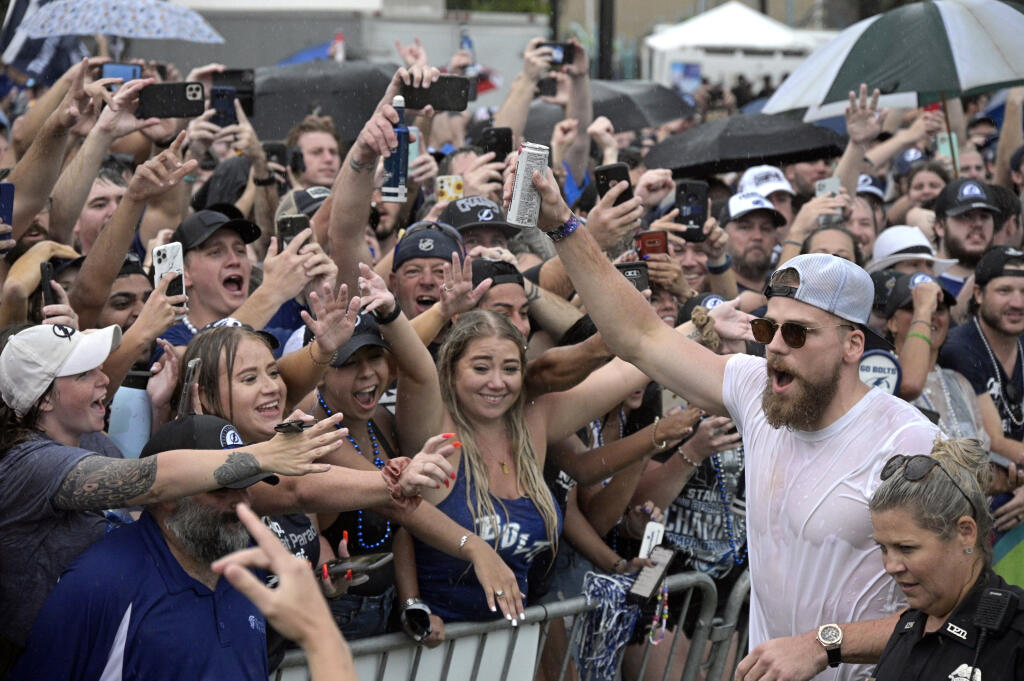 Takto Černák oslavoval s fanúšikmi Tampy svoj druhý Stanley Cup.