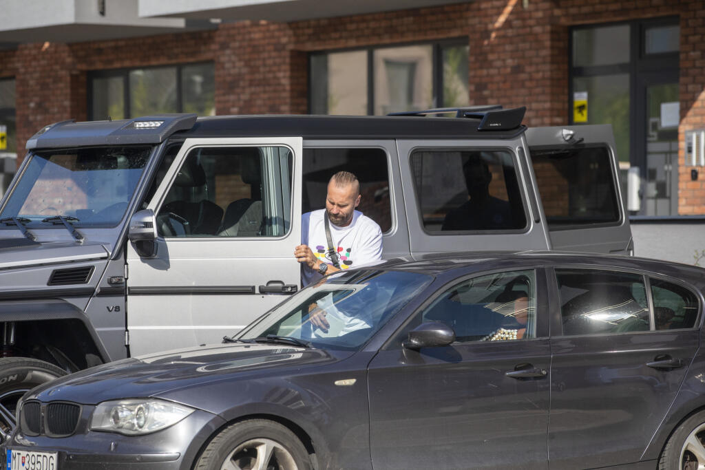 Ten mu do Senca priviezol jeho luxusný Mercedes triedy G, ktorý pôsobí doslova majestátne.