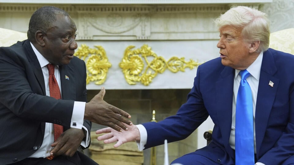 KK29 Washington - Americký prezident Donald Trump (vpravo) a juhoafrický prezident Cyril Ramaphosa počas stretnutia v Oválnej pracovni Bieleho domu vo Washingtone 21. mája 2025. FOTO TASR/AP
President Donald Trump meets South African President Cyril Ramaphosa in the Oval Office of the White House, Wednesday, May 21, 2025, in Washington. (AP Photo/Evan Vucci)