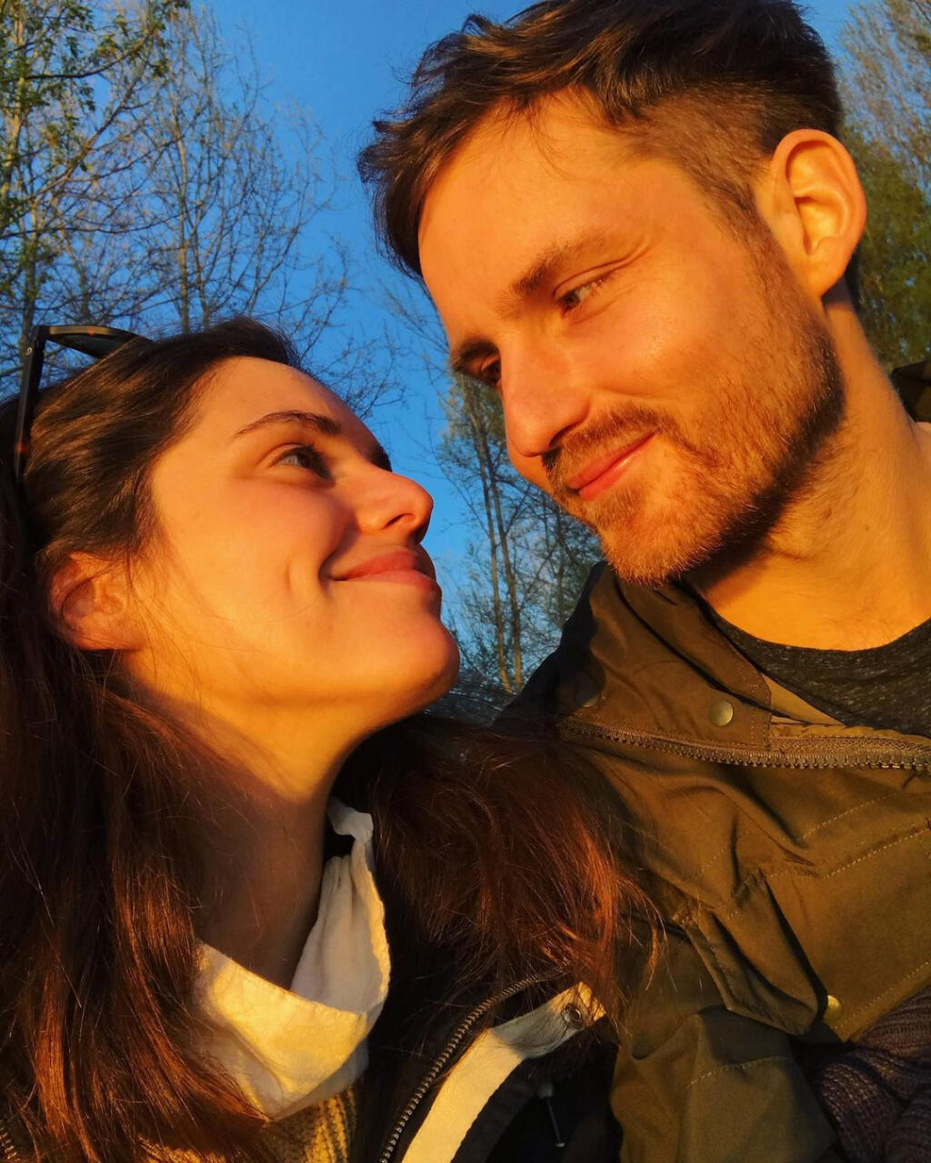 Sarah Arato s priateľom. Pracuje ako kameraman.
