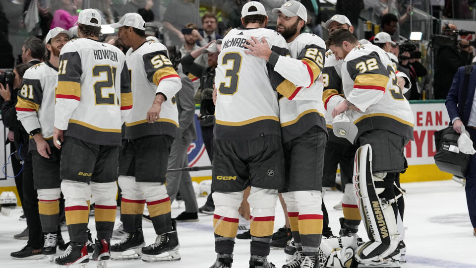 WA 12 Dallas - Hokejisti Vegasu sa tešia z výhry v šiestom zápase finále Západnej konferencie Dallas Stars - Vegas Golden Knights v Dallase v pondelok 28. mája 2023. Hokejisti Vegas Golden Knights si po druhý raz vo svojej šesťročnej histórii zahrajú finále NHL. V šiestom zápase finále Západnej konferencie zvíťazili nad Dallasom Stars 6:0 a v sérii triumfovali 4:2. O Stanleyho pohár sa pobijú s Floridou, prvý zápas je na programe zo soboty na nedeľu vo Vegas. FOTO TASR/AP
Vegas Golden Knights'