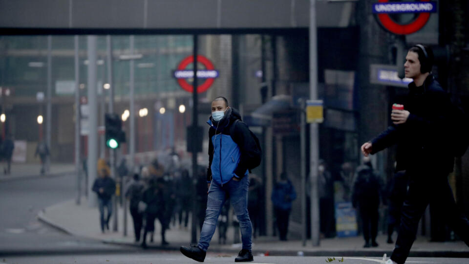 JB 5 Londýn - Ľudia kráčajú neďaleko stanice metra London Bridge v Londýne 5. novembra 2020. V Anglicku platí od štvrtka rána čiastočný lockdown s rozsiahlymi obmedzeniami týkajúcimi sa najmä spoločenských aktivít, ktoré vláda zaviedla v boji proti narastajúcim prípadom ochorenia COVID-19. Nariadenia by mali platiť do 2. decembra, informuje agentúra DPA. FOTO TASR/AP
People walk near London Bridge underground station, on the first day of Britain's second lockdown designed to save its health ca