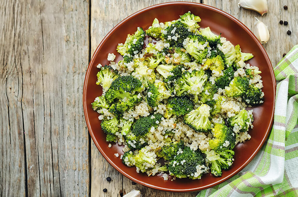 QUINOA SO ZÁZVOROM A ZELENINOU
