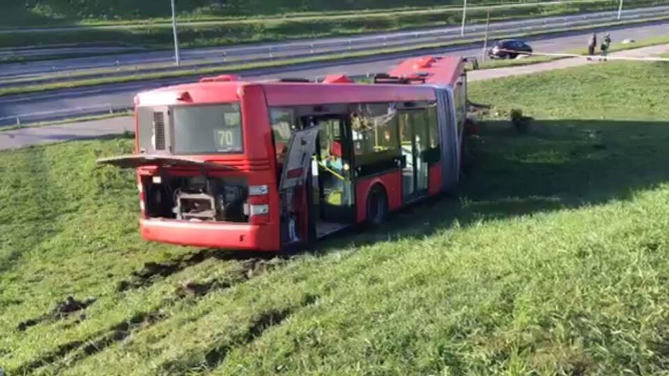 Autobus prerazil zvodidlá a skončil mimo cesty.