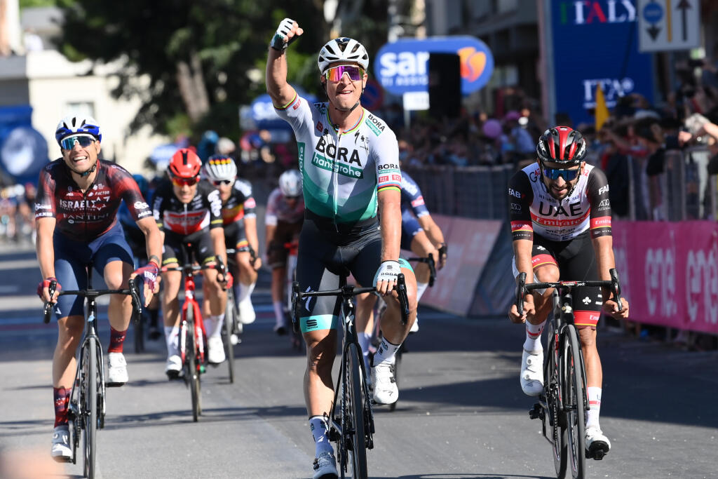 EBE 19 Foligno - Na snímke uprostred slovenský cyklista Peter Sagan víťazí v 10. etape 104. ročníka Giro d'Italia v pondelok 17. mája 2021. Jazdec z tímu Bora-Hansgrohe mal najsilnejšie nohy v záverečnom špurte 139 km dlhej trasy z L’Aquily do Foligna a pripísal si druhý triumf na podujatí. Vlani vyhral taktiež v desiatej etape. FOTO TASR/AP
Peter Sagan celebrates as he crosses the finish line to win the tenth stage of the Giro d'Italia cycling race, from L'Aquila to Foligno, Italy, Monday, May