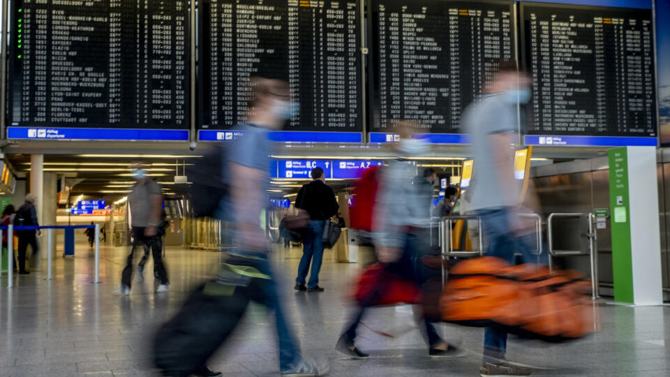 KK16 Frankfurt nad Mohanom - Na archívnej snímke z 27. augusta 2020 cestujúci kráčajú na letisku vo Frankfurte nad Mohanom. Nemecká vláda od 1. októbra 2020 zruší plošné varovanie pred cestami do viac ako 160 krajín mimo Európskej únie a schengenského priestoru. Po novom bude riziko posudzovať pre každú krajinu zvlášť. FOTO TASR/AP
FILE - In this Aug. 27, 2020 file photo, passenger walk in a terminal at the airport in Frankfurt, Germany. Germany's worldwide travel warning for about 160 countries