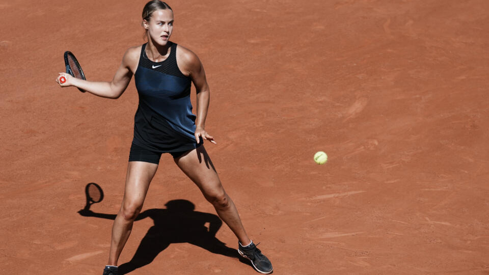 KK10 Paríž - Slovenská tenistka Anna Karolína Schmiedlová odvracia loptičku Francúzke Kristine Mladenovičovej počas 1. kola ženskej dvojhry na grandslamovom turnaji Roland Garros v Paríži v utorok 1. júna 2021. FOTO TASR/AP
Slovakia's Anna Karolina Schmiedlova plays a return to Kristtina Mladenovic of France during their first round match on day three of the French Open tennis tournament at Roland Garros in Paris, France, Tuesday, June 1, 2021. (AP Photo/Thibault Camus)