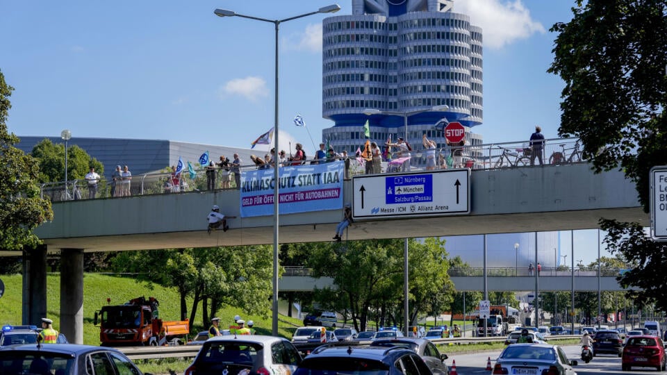 Klimatickí aktivisti z Hnutia Extinction Rebellion (Vzbura proti vyhynutiu) visia z mosta a protestujú proti IAA Mobility.