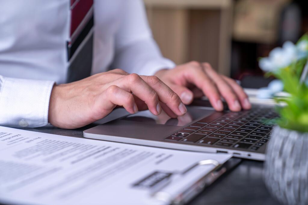 Business,Man,Printing,Resume,To,Send,Job,Application,Online,,Resume