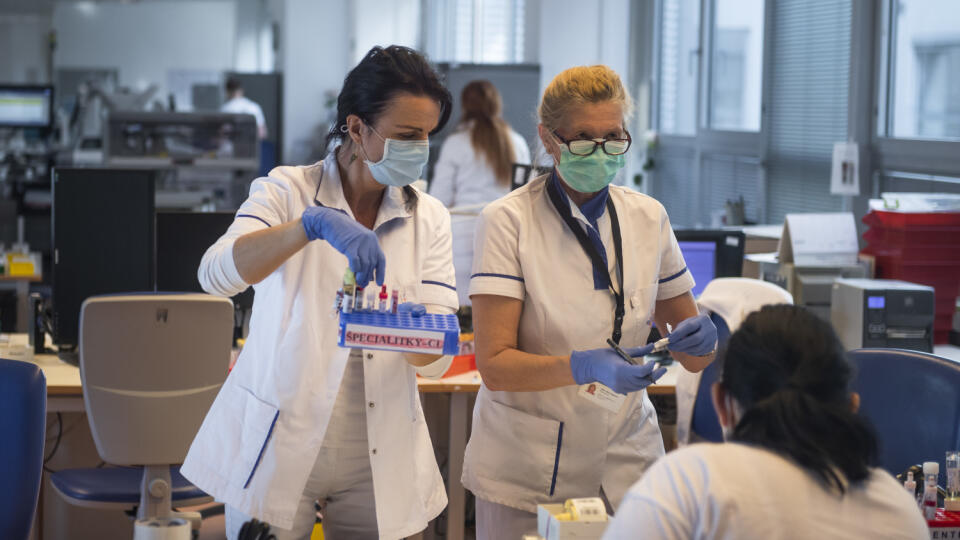 Na snímke laboratória Medirex počas brífingu k začiatku testovania na nový koronavírus v laboratóriách Medirexu v Bratislave 16. marca 2020. FOTO TASR - Jaroslav Novák