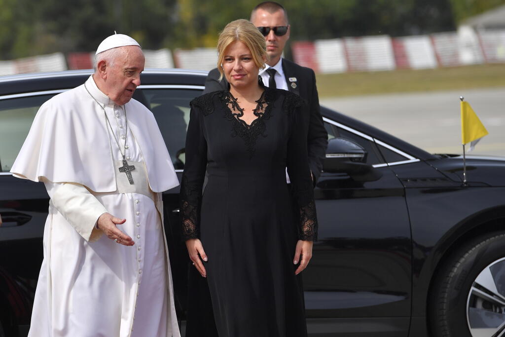 Zuzana Čaputová sa na letisku lúčila s pápežom Františkom v šatách, ktoré mala oblečené aj v Londýne v predvečer pohrebu kráľovnej Alžbety II.