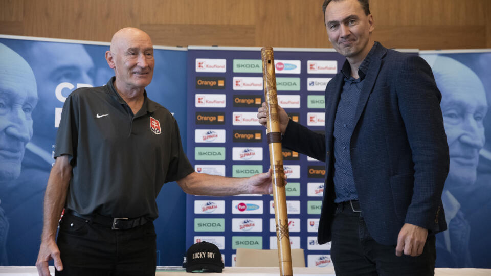 Na snímke je TK k výročiu trénerského rekordu Graiga Ramsayho na striedačke slovenskej hokejovej reprezentácie.
Reprezentačný tréner Graig Ramsay a Miro Šatan.