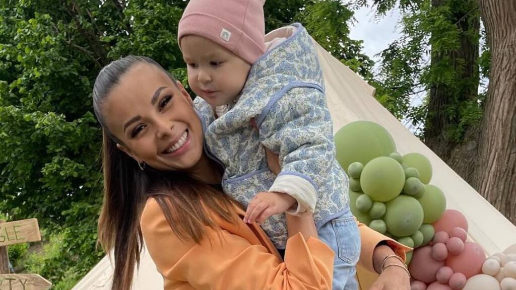 Monika Bagárová svoju dcérku Rumiu miluje nadovšetko a trávi s ňou všetok voľný, ale aj pracovný čas. Dokonca s ňou nedávno naspievala pesničku, ktorú jej darovala na narodeniny.