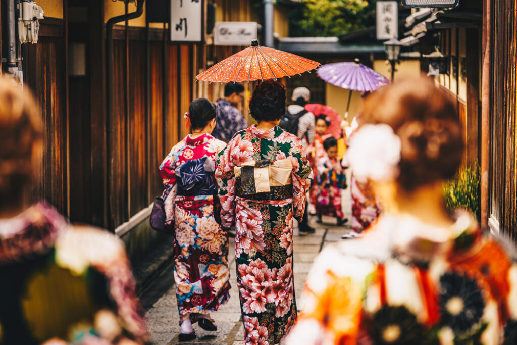 Women,In,Traditional,Japanese,Kimonos,Walking,In,Kyoto,,Japan