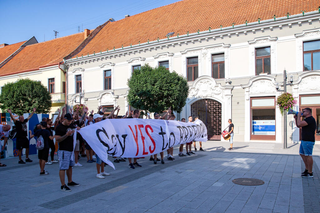 Fanúšikovia FC Spartak Trnava zorganizovali “Pochod za slobodu”. Fanúšikovia vyjadrujú odpor proti obmedzeniam na športových podujatiach.