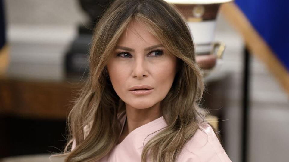 Naštvaná Melania? Keby ste od manžela dostali k narodeninám taký darček ako ona, tiež by vám do smiechu nebolo.