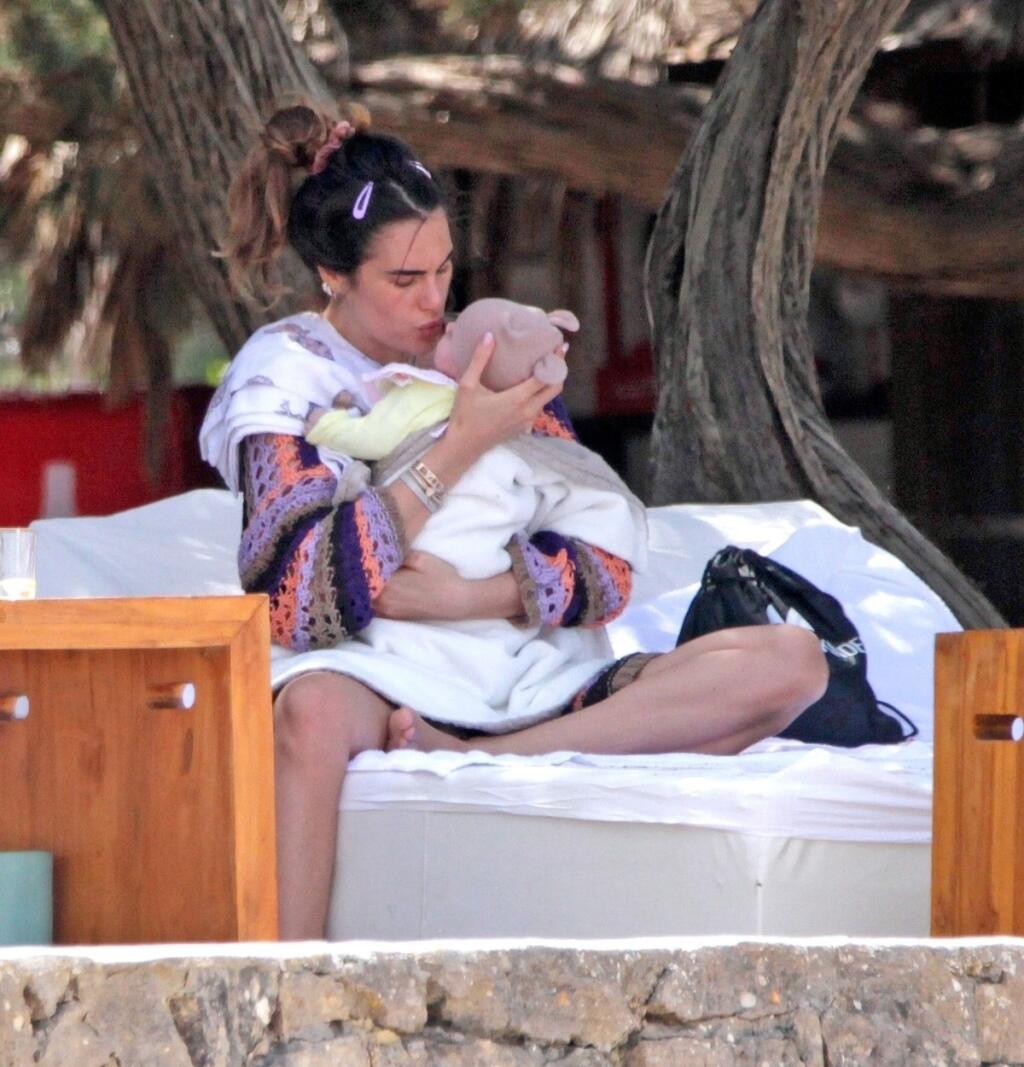 Francesca si s dvojmesačnou dcérkou vyšla na Ibizu a, ako inak, paparazzi fotografov mala v pätách.