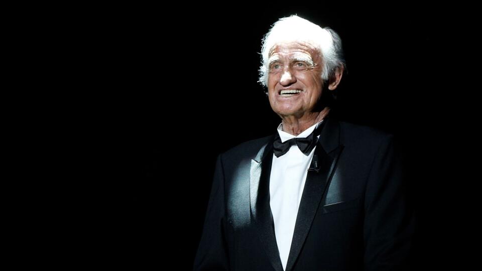 Francúzska herecká legenda Jean Paul Belmondo na scéne počas 42. slávnostného udeľovania cien Francúzskej filmovej akadémie Cézar v Paríži 24. februára 2017. FOTO TASR/AP