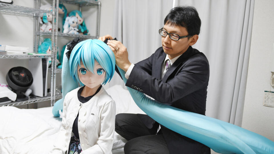 Bizarné manželstvo. Akihiko Kondo sa oženil s jednou z podôb virtuálnej hviezdy Hacune Miku.