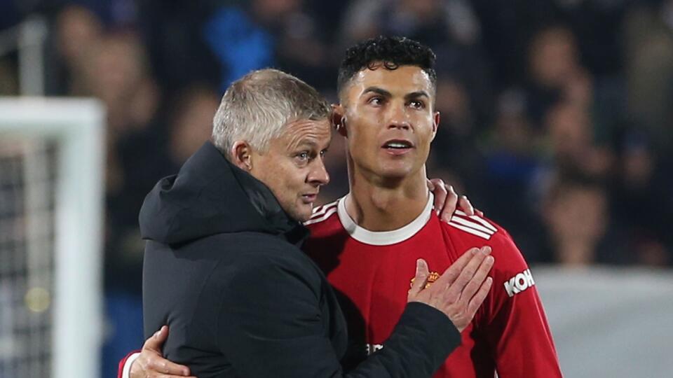 Cristiano Ronaldo (vpravo) a Ole Gunnar Solskjaer sa po rokoch opäť stretli v Manchestri United.