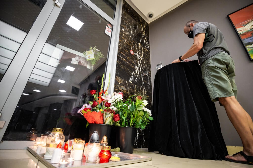 Pietne miesto po smrti Milana Lasicu pred vchodom do Štúdia L+S v Bratislave.