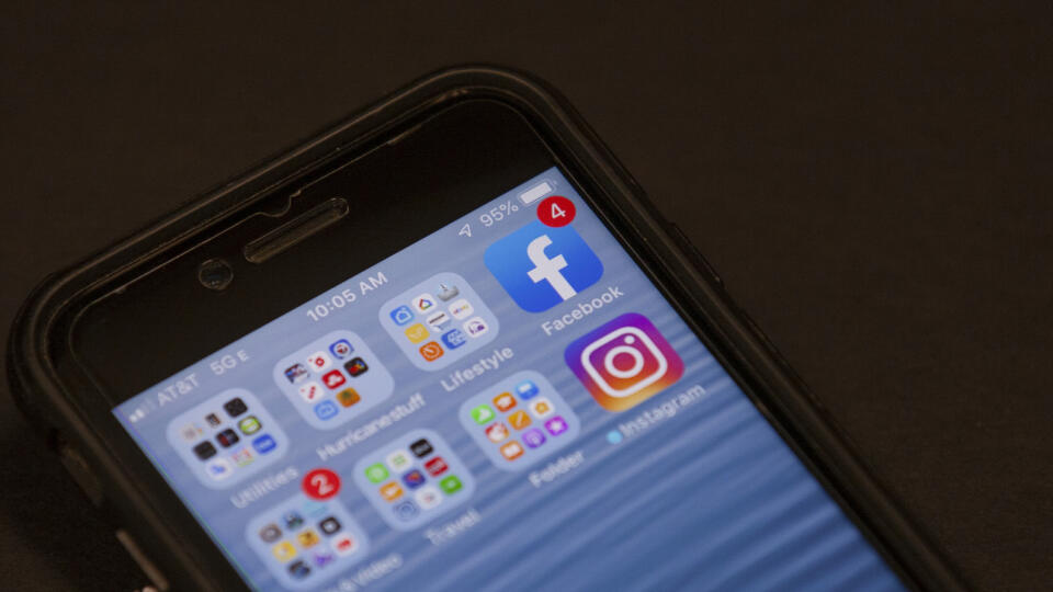 KK9 Miami - Na archívnej snímke z 29. októbra 2019 aplikácia Facebooku v smartfóne v Miami. Facebook v stredu 13. novembra 2019 oznámil, že v tomto roku odstránil už 5,4 miliardy falošných účtov. FOTO TASR/AP
FILE - In this Oct. 29, 2019, file photo, a Facebook app is shown on a smartphone in Miami. Facebook said Wednesday, Nov. 13, that it removed 3.2 billion fake accounts from its service from April to September, up slightly from 3 billion in the previous six month. (AP Photo/Wilfredo Lee, Fil