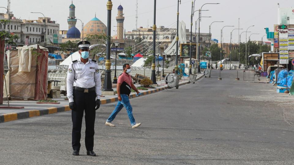 JB 2 Basra - Iracký dopravný policajt kontroluje premávku na ulici pri príležitosti sviatku íd al-fitr na konci moslimského pôstneho mesiaca ramadán v Basre 25. mája 2020. Posvätný moslimský mesiac ramadán, počas ktorého sa väčšina moslimov po celom svete od úsvitu do súmraku zdržiava konzumácie jedla a nápojov, sa začal 24. apríla. FOTO TASR/AP
A traffic policeman wears a face mask to protect against the spread of the new coronavirus as he controls traffic during Eid al-Fitr holiday in Basra,