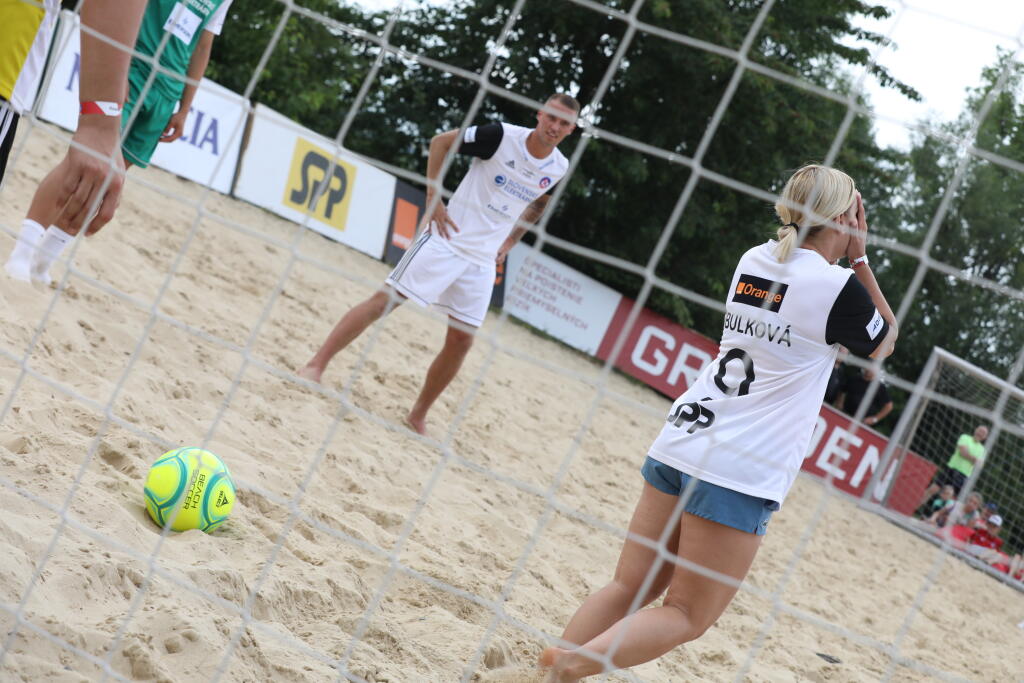 Dominika Cibulková ukázala niečo aj s futbalového umenia. Nechýbal jej pri tom úsmev na tvári.