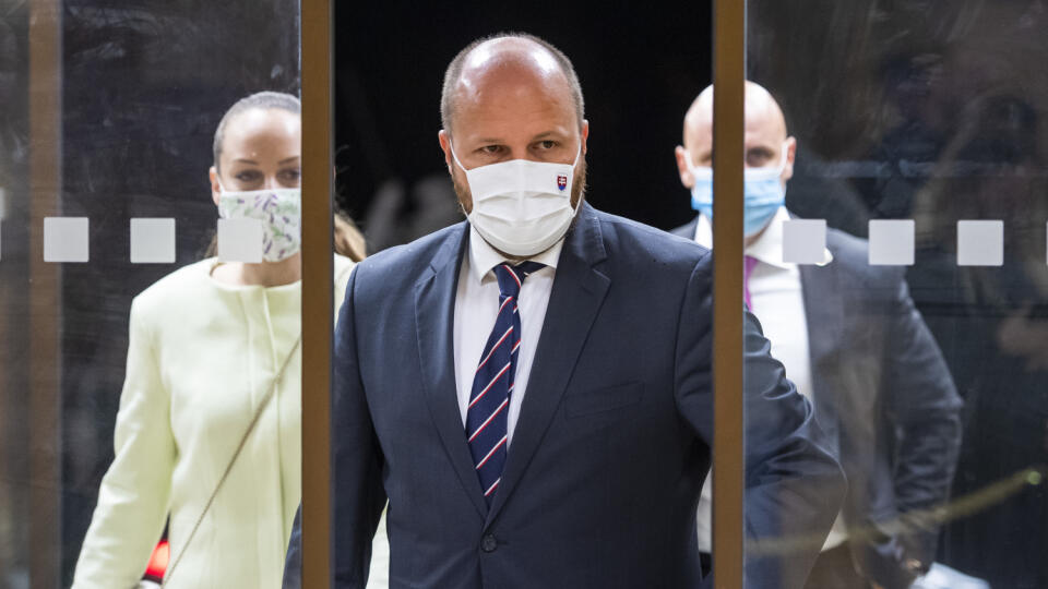 Na snímke minister obrany SR Jaroslav Naď (OĽaNO) prichádza na 43. rokovanie vlády SR v Bratislave 14. októbra 2020. FOTO TASR - Jaroslav Novák