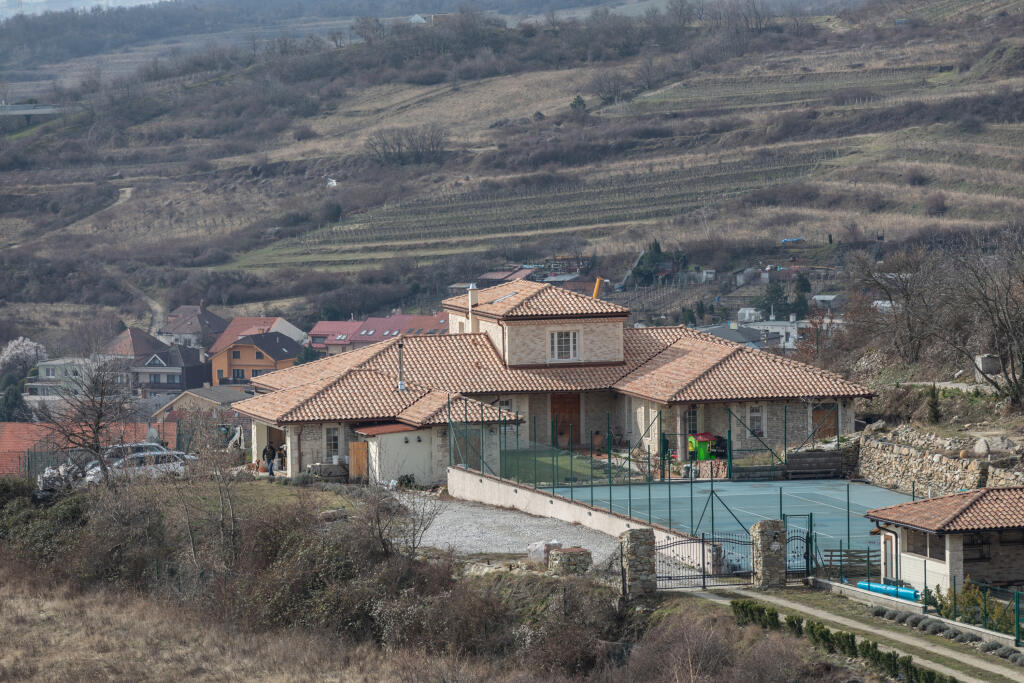 Záber spred okázalého sídla a zároveň športovo-rekreačného zariadenia Karola Kučeru uprostred viníc vo Svätom Jure.