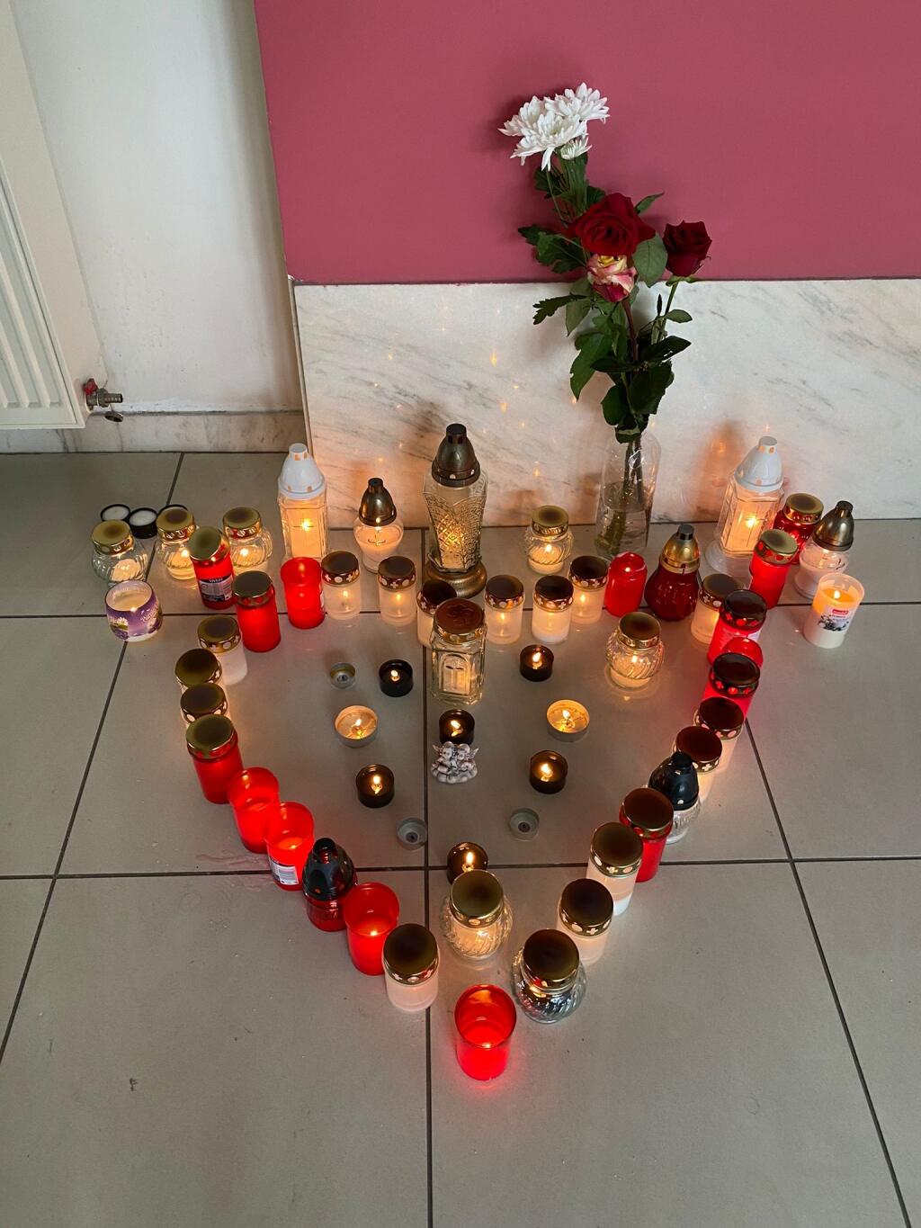 Pre zosnulých zapálili sviečky