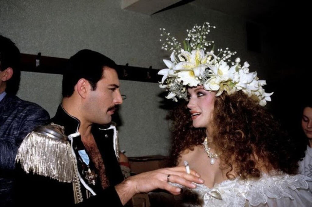 Spevák Queen Freddie Mercury a herečka Jane Seymour, neskôr známa ako doktorka Quinnová.