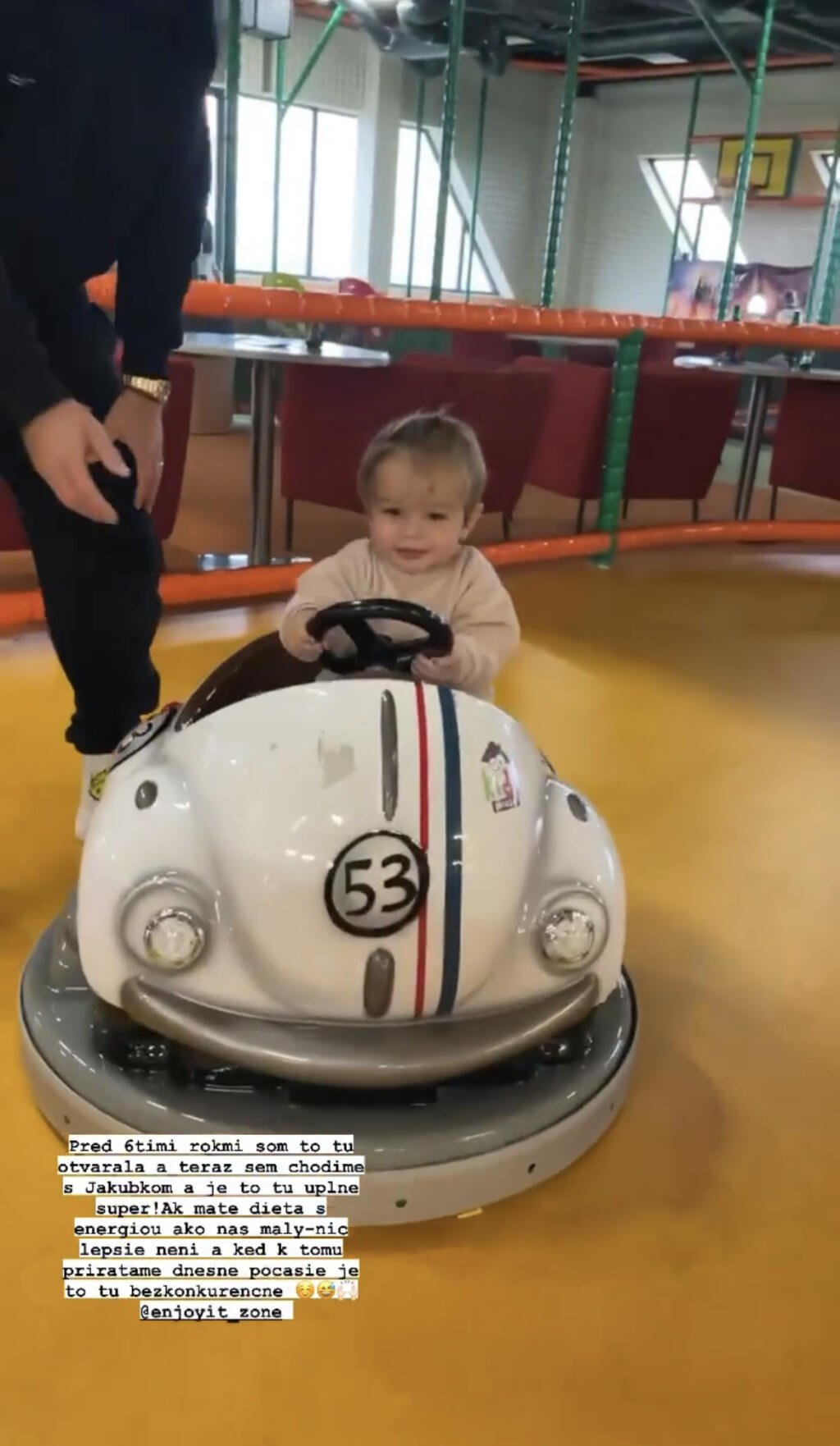 Jakubko si zábavné centrum pre deti poriadne užíval.