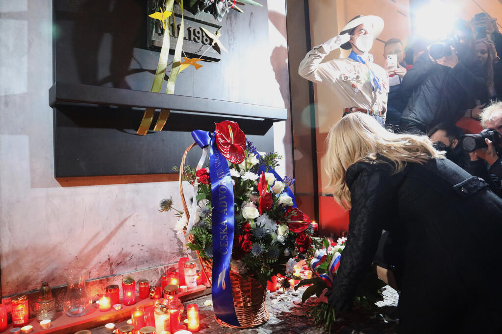 Slovenská prezidentka Zuzana Čaputová počas návštevy Prahy položila kvety k pamätníku na Národnej triede pri príležitosti stredajšieho (17. 11.) štátneho sviatku, 16. novembra 2021 v Prahe. FOTO TASR - Marián Garaj/Kancelária prezidenta SR
