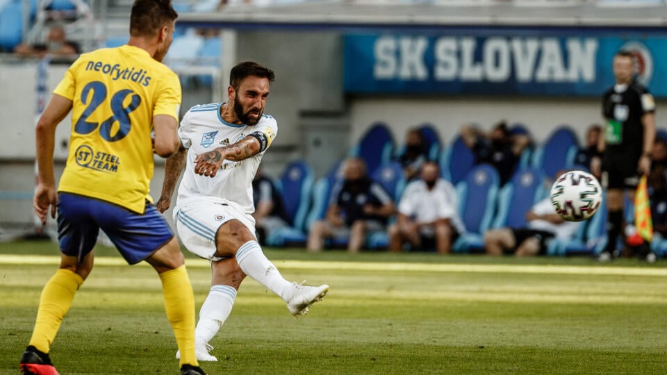 Na snímke Nono Vilar a Georgios Neofytidis počas zápasu 4.kola nadstavbovej časti Fortuna ligy 2019/20 medzi ŠK Slovan Bratislava a MFK Zemplín Michalovce.