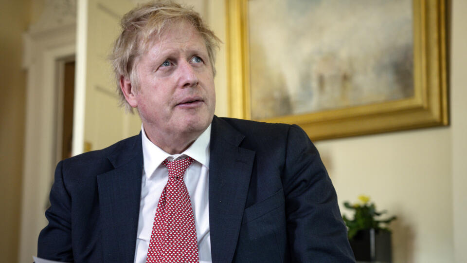 WA 41 Londýn - Britský premiér Boris Johnson ďakuje lekárom z Downing Street 10 po prepustení z londýnskej Nemocnice sv. Tomáša v nedeľu 12. apríla 2020. Johnson bol týždeň hospitalizovaný s diagnózou COVID-19. Podľa slov hovorcu sa premiér na základe odporúčania lekárov ešte do práce nevráti. Johnsona momentálne zastupuje minister zahraničných vecí Dominic Raab. FOTO TASR/AP
In this handout photo issued by 10 Downing Street, Britain's Prime Minister Boris Johnson speaks from 10 Downing Stree
