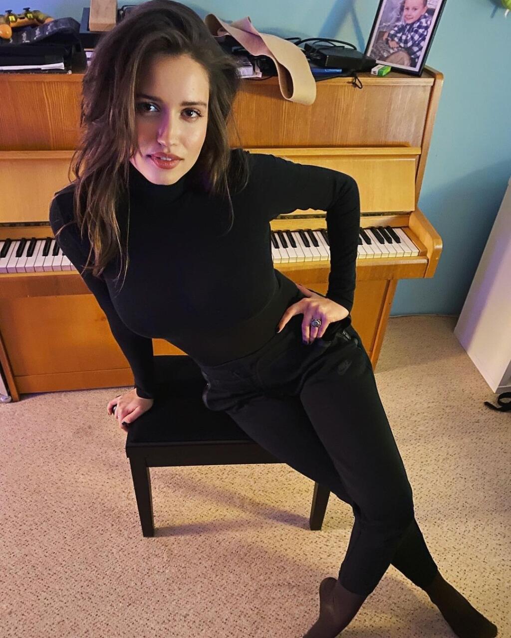 Krásna Elizabeth má hudobný talent v génoch, za čo sa môže poďakovať starému otcovi, ktorý jej podľa vlastných slov často spieval piesne legendárneho Karla Gotta.