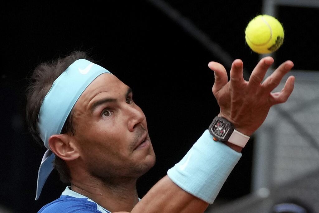 Španielsky tenista Rafael Nadal podáva na Srbovi Miomira Kecmanoviča v 2. kole dvojhry na tenisovom turnaji ATP 4. mája 2022 v Madride.
