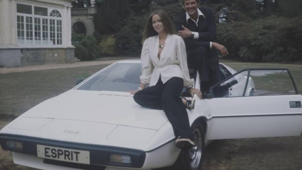 Herci Barbara Bach a Roger Moore v bondovke Špión, ktorý ma miloval. Sedia na kultovom Lotus Esprit 1976