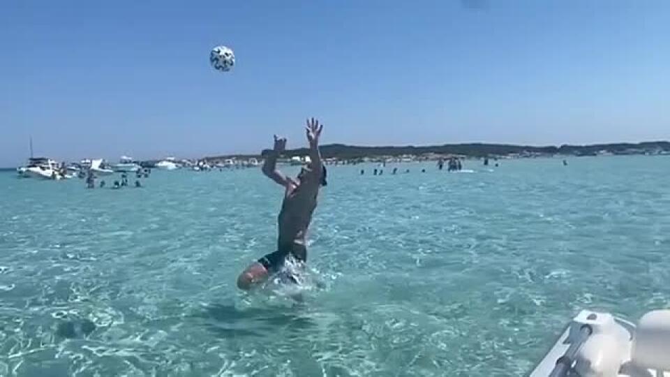 Obratný aj v 38 rokoch. Zlatan predviedol na dovolenke ukážkové nožničky v mori