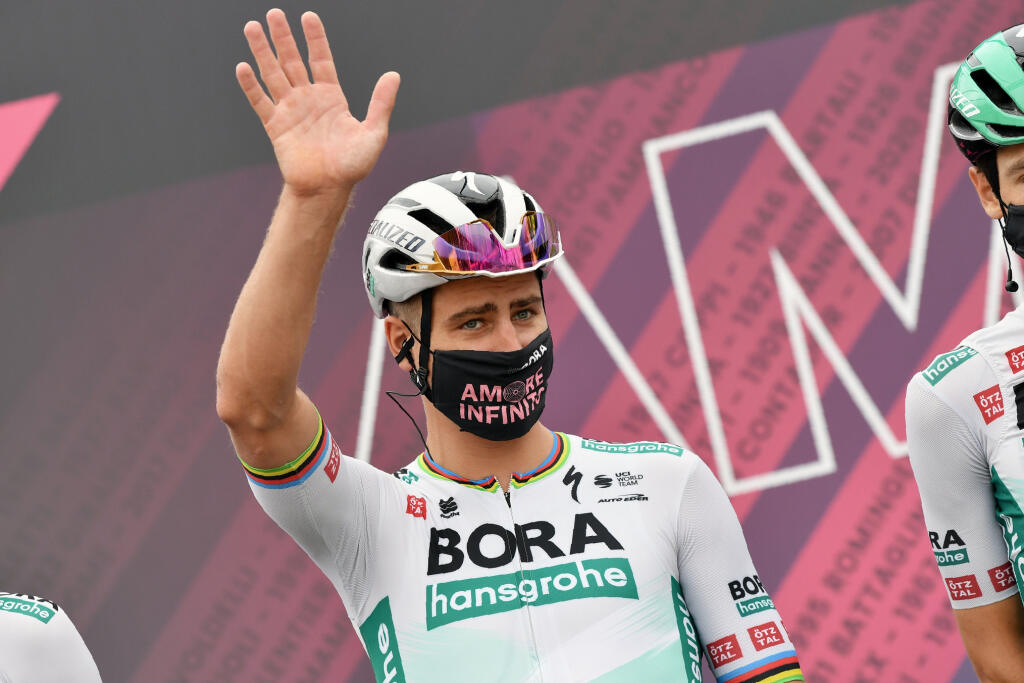 WA 43 Stupinigi - Slovenský cyklista Peter Sagan z tímu Bora-Hansgrohe máva pred začiatkom 2. etapy cyklistických pretekov Giro d'Italia v nedeľu 9. mája 2021. FOTO TASR/AP
Slovakia's Peter Sagan waves prior to the start of the second stage of the Giro d'Italia, tour of Italy cycling race from Stupinigi to Novara, Italy, Sunday, May 9, 2021. (Gian Mattia D'Alberto/LaPresse via AP)