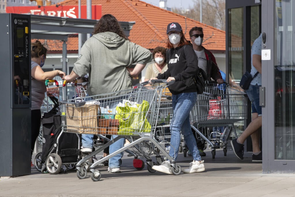 Potraviny na Slovensku boli medziročne drahšie vo všetkých deviatich sledovaných potravinových triedach. Ľudia musia šetriť kde sa dá.
